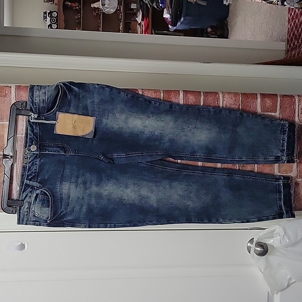 Women's Hippie Laundry distressed jeans. NWT